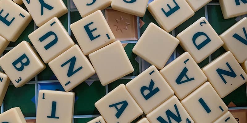 Scrabble_Anleitung_spielen_Wörter_Spiel_Wort_Spielstein_Buchstaben