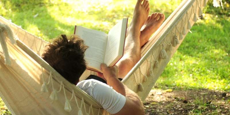 Gemütliche Sommeraktivitäten Hängematte aufhängen Buch lesen